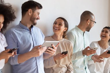 Sıraya dizilmiş gülümseyen çoklu etnik gençler