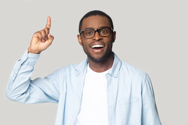 African guy raised index finger came up with great idea — Stock Photo, Image