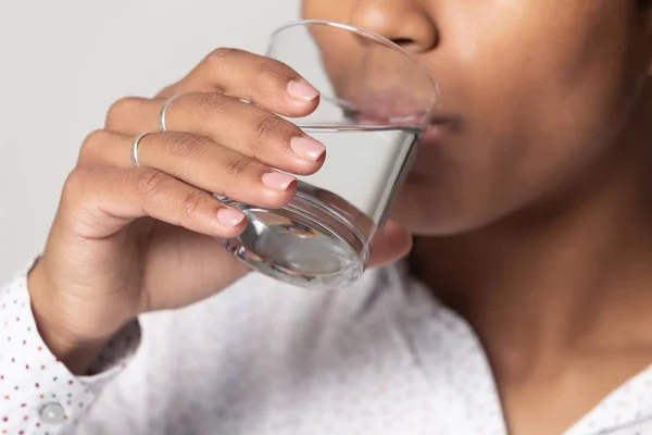 閉じるビューアフリカの女性はまだ水を飲んで渇きを癒す — ストック写真