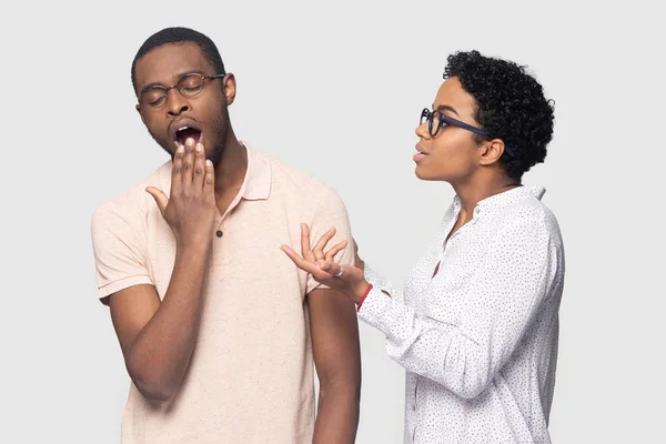 Esposa africana molesta marido expresan descontento mientras bostezando —  Fotos de Stock