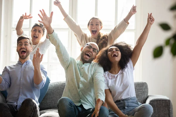 Giovani entusiasti che celebrano la vittoria guardando il calcio online — Foto Stock