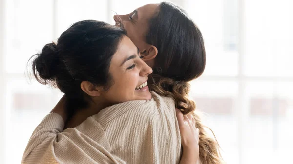 Garotas multiétnicas entusiasmadas abraçando feliz em conhecer — Fotografia de Stock