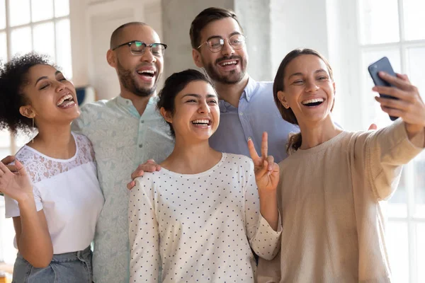 Överlycklig multietniska vänner ler för selfie tillsammans — Stockfoto