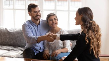 Gülümseyen milenyum çifti tokalaşma kadın uzmanı