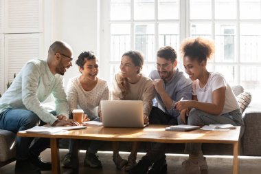 Coşkulu çok ırklı öğrenciler birlikte çalışmada iyi eğlenceler.