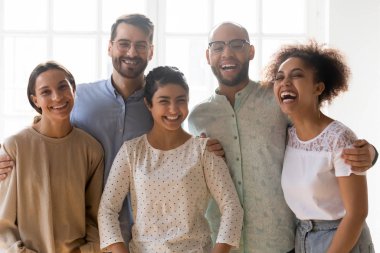 Fotoğraf için poz veren mutlu çoklu etnik arkadaşların portresi