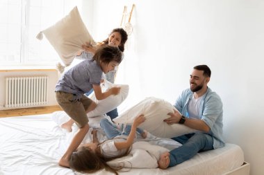 Yastıklarla aile kavgası yatak odasında eğlenceli vakit geçirir.