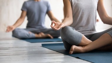 Yoga çalışanları kapatın, rahat koltukta oturun.