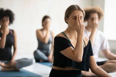 Alternatif Burun Solunum Egzersizi yapan bir kadın. Yakından, yoga yapıyor.