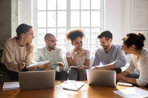 Felices jóvenes internacionales se ríen estudiando en interiores — Foto de Stock