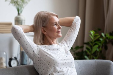 Düşünceli olgun kadın uzaklarda hayal kuruyor.