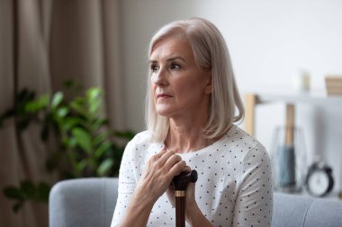 Bastonlu yaşlı kadın kendini yalnız hisseder