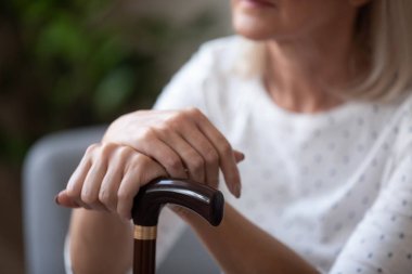 Üzgün yaşlı kadınlara yakın dur ve baston kullan.