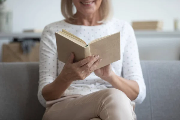Nahaufnahme einer glücklichen reifen Frau, die zu Hause Buch liest — Stockfoto