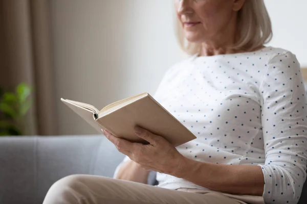 Close-up van senior vrouw lezen boek thuis — Stockfoto