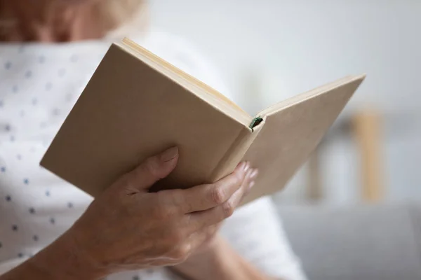 Close-up van oudere vrouw genieten van het lezen boek in het weekend — Stockfoto