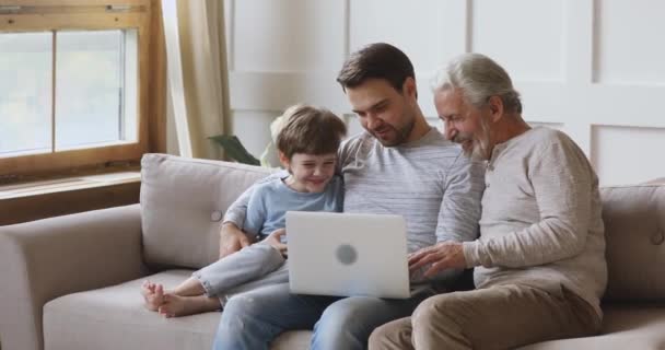 Дружественные три поколения мужчин поколения семьи с помощью ноутбука вместе — стоковое видео