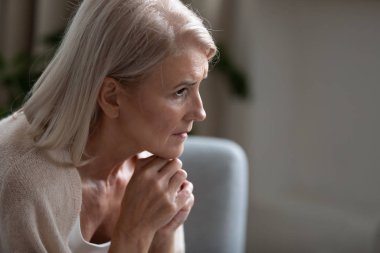 Üzgün, olgun bir kadına yakın, kendini evde yalnız hisset.