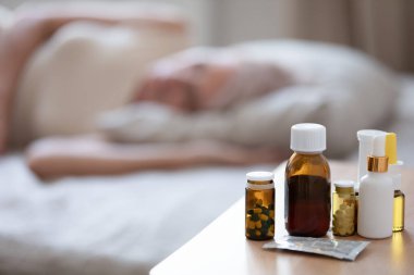 İlaçlar ve haplar yaşlıların komodininin yanında yatıyor.