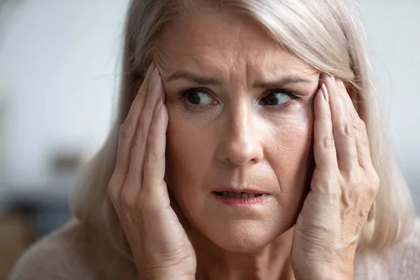 Close-up van bange oudere vrouw die paniekaanval heeft — Stockfoto