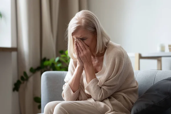 Olycklig gammal kvinna gråter hemma känner sig ensam — Stockfoto