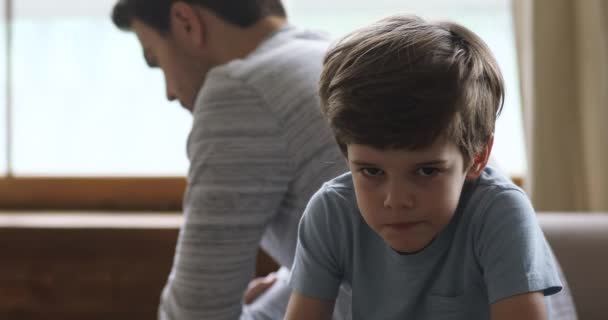 Trauriger Sohn denkt an Konflikte und wendet sich wieder Papa zu — Stockvideo