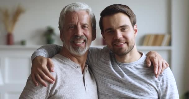 Szczęśliwy przystojny dwa wiek pokolenia mężczyźni rodzina pozowanie dla portret — Wideo stockowe