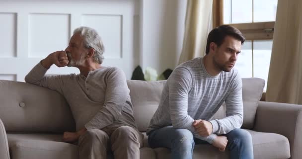 Oude vader en volwassen zoon keren terug negeren elkaar — Stockvideo