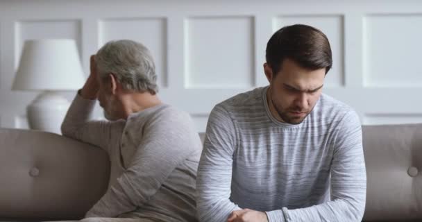 Arg vuxen son känner sig upprörd efter konflikt med äldre föräldrar — Stockvideo