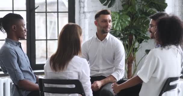 Homem treinador psicólogo falando sentado em círculo durante a terapia de grupo — Vídeo de Stock