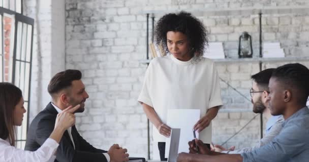 Joven líder de la empresa africana discute el papeleo en la reunión del equipo — Vídeos de Stock