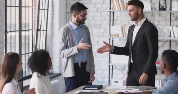 Feliz apretón de manos gerente de la empresa promover elogios trabajador masculino en la oficina — Vídeo de stock