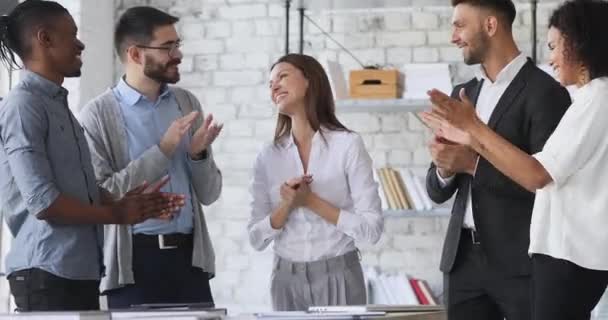 Une dirigeante heureuse et réussie reçoit les applaudissements de l'équipe au bureau — Video