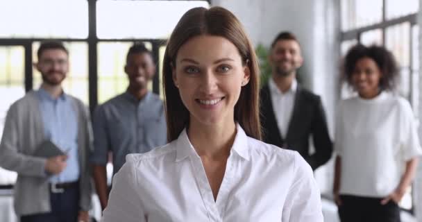 Sonriendo atractiva mujer líder de negocios mirando la cámara pulgares hacia arriba — Vídeo de stock