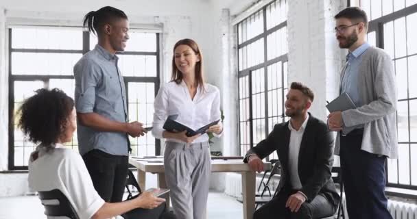 Equipe multirracial feliz e líder de negócios do sexo feminino falar no espaço de trabalho — Vídeo de Stock