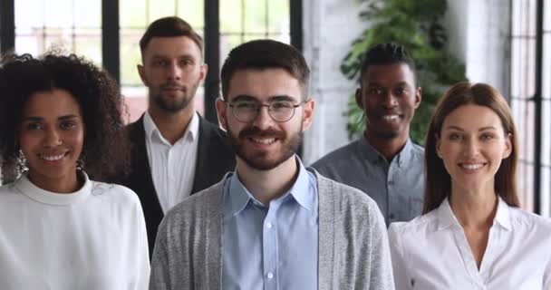 Jeune propriétaire de start-up masculin avec équipe d'affaires regardant la caméra — Video