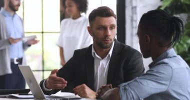 Erkek satıcı işveren el sıkışma Afrikalı müşteri kira sözleşmesi imzaladı