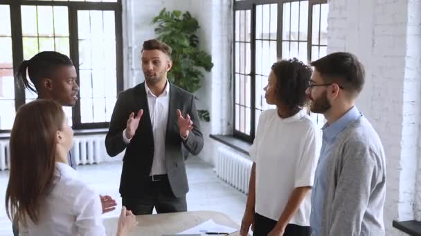 Feliz orgulhoso equipe de funcionários diversos dar alta cinco, câmera lenta — Vídeo de Stock