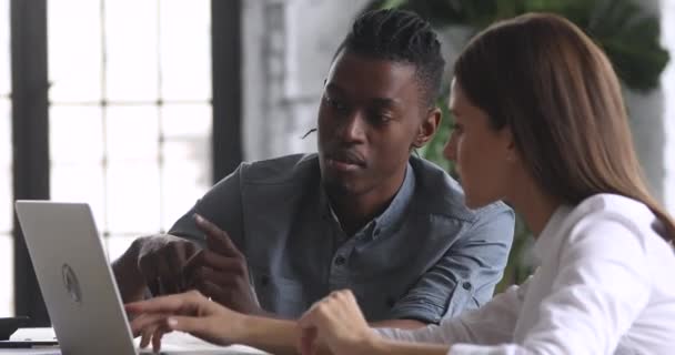 Administrador Africano explica uso de software corporativo consultar trabalhador caucasiano — Vídeo de Stock