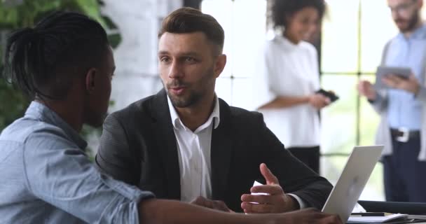 Självsäker manlig försäkring mäklare chef konsultera afrikanska klient ger erbjudande — Stockvideo