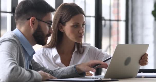 Mannelijke professionele mentor helpen onderwijzen vrouwelijke werknemer uit te leggen computer software — Stockvideo