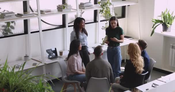 Entusiasta equipo multirracial apilar manos juntas motivado por el éxito corporativo — Vídeo de stock