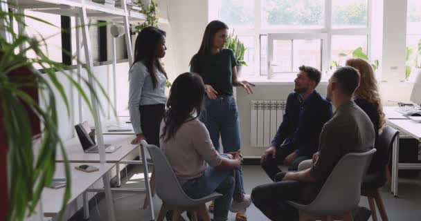 Líder feliz motivar multiétnico diverso grupo de negocios dar cinco altos — Vídeos de Stock