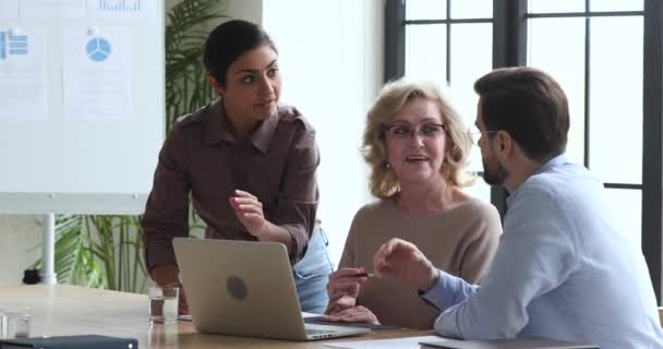 Diversa idade etnia empregados grupo brainstorming no projeto com laptop — Vídeo de Stock
