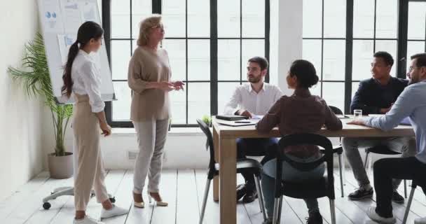 Happy mais velho executivo handshaking jovem empresária empregado na reunião de equipe — Vídeo de Stock