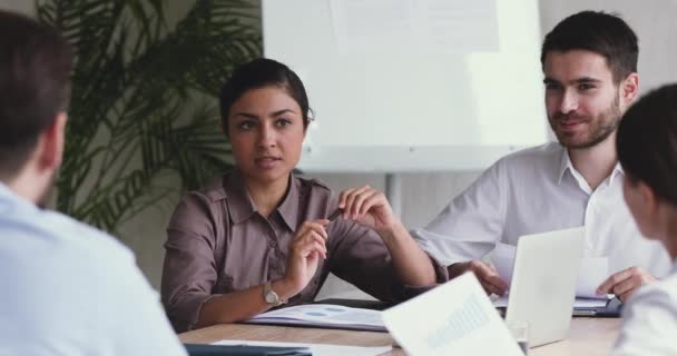 Gerente indiana do sexo feminino discutindo projeto com equipe diversificada na reunião — Vídeo de Stock