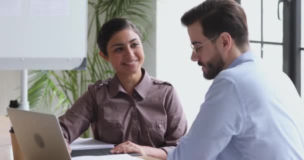 Szczęśliwy indyjski bizneswoman i kaukaski biznesmen uścisk dłoni w biurze — Wideo stockowe