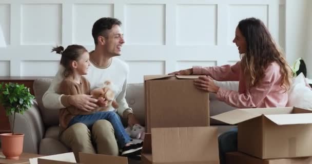 Padres y niños felices jugando en las cajas de desembalaje del día en movimiento — Vídeos de Stock