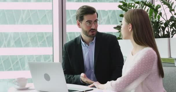 Empresario mentor gerente hablando con joven empresaria pasante cliente — Vídeos de Stock