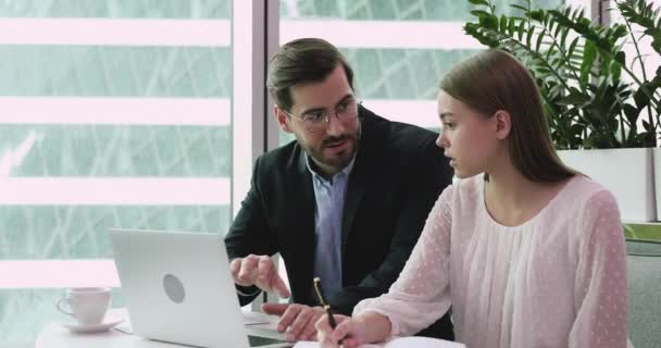 Männlicher Mentor hilft Praktikantin mit Unternehmenssoftware im Büro — Stockvideo